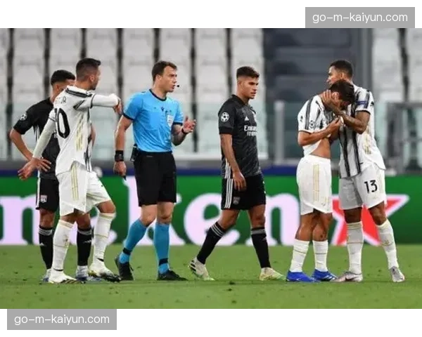 特写：训练场边，里昂新援在翻译帮助下努力理解主帅的战术板