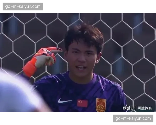 特写镜头:浙江队门将扑出关键点球后,振臂激励全场球迷 特写镜头:浙江队门将扑出关键点球后,振臂激励全场球迷