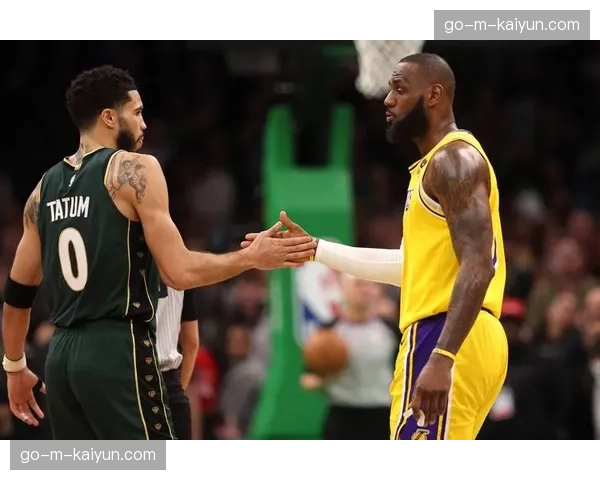 场边:狼队主帅奥尼尔因不满判罚向第四官员激烈抗议,被主裁判出示红牌罚上看台 场边:狼队主帅奥尼尔因不满判罚向第四官员激烈抗议,被主裁判出示红牌罚上看台