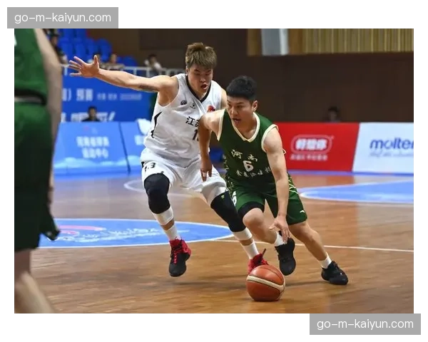 CBA球星走进社区,指导业余篮球联赛总决赛队伍 CBA球星走进社区,指导业余篮球联赛总决赛队伍